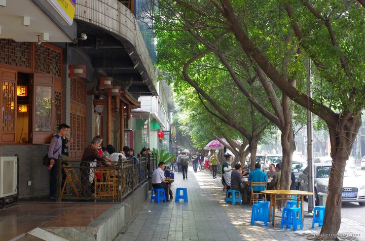 Pavement view in Chendgu with a restaurant around
lunchtime