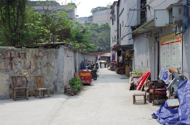 Back alley in Chengdu next to a busy 4x4
road