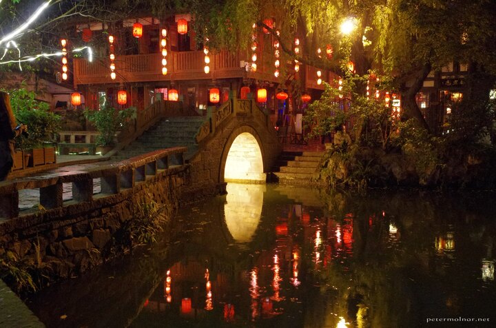 Jinli Street isn't just an alley as we expected - at the end, it
becomes a wide, open area, with a pond and some romantic looking
bridges