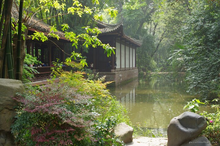 The "Du Fu Thatched Cottage" is a large area which includes nice
scenes and ponds