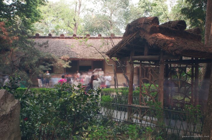 Even with a 10s long exposition you can't get rid of the people -
there is a sea of tourists around the Du Fu Thatched Cottage
itself