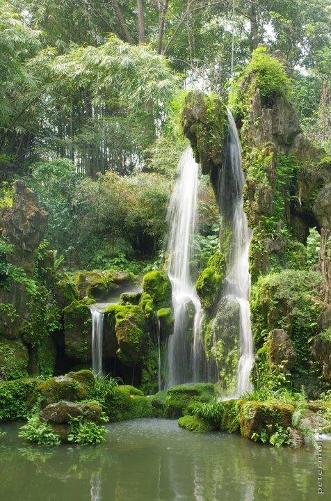 Artificial or not, the waterfall is a nice extra - and, since it's
quite simple to photograph it, it's a good spot to practice
photographing water