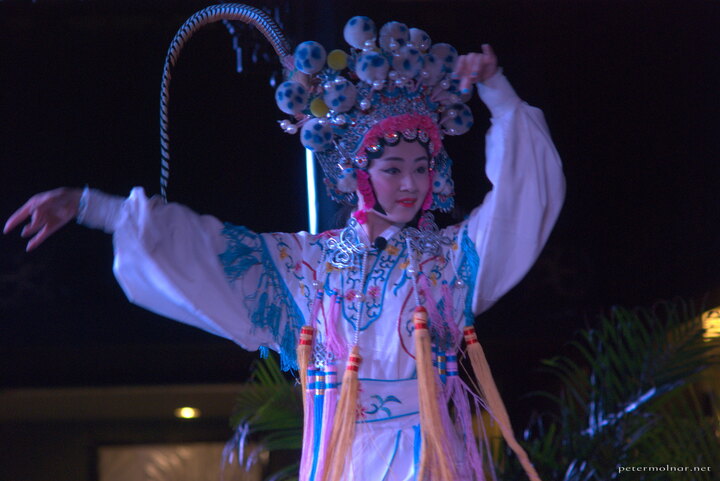 Mini Sichuan Opera with the Hot
Pot