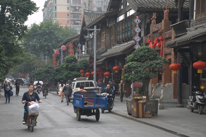 Busy street with people at Wenshu Fang in
Chengdu