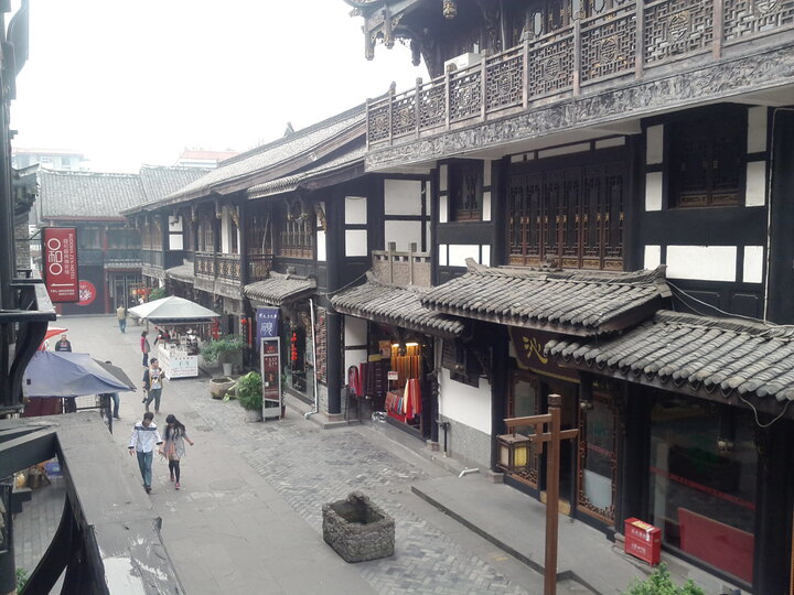 Wenshu Fang in Chendgu - an ancient looking part of a modern city with
a lot of lovely stores