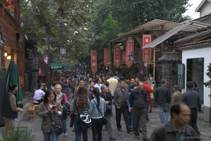 Horde of tourists at the Wide and Narrow Alleys in
Chendgu