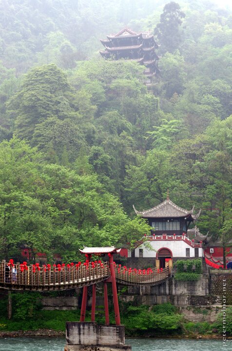 The Anlan - Husband and Wife - Bridge that overlooks the river Min,
with the Qinyan Tower in the back.