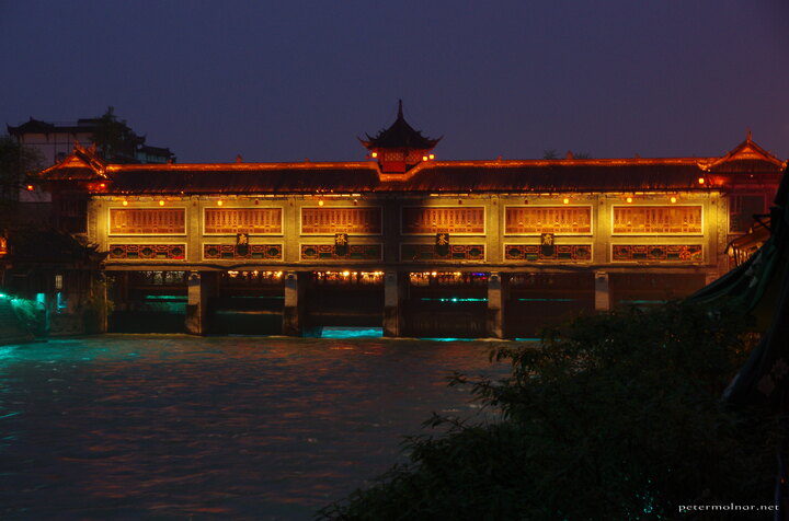 Another bridge in Dujiangyan, also looking magnificent with the lights
at night