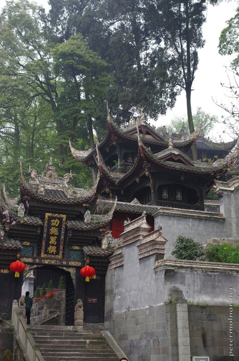 Dujiangyan Scenic Area - some of these buildings survived the 2009
Earthquake without any serious damage...