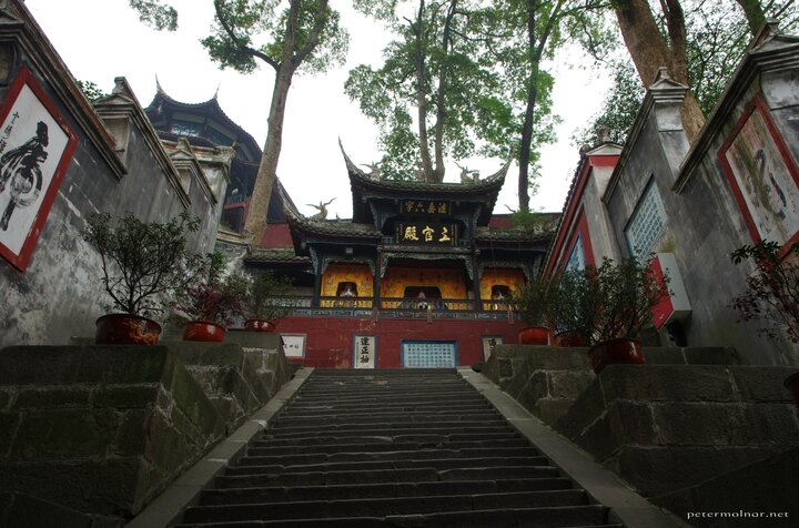 ...but you won't be able to find a single straight line in this
monastery in the Dujiangyan Scenic Area