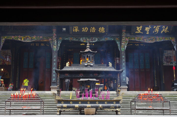 A rare moment in Dujiangyan when only a few people were blocking the
view