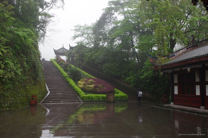 Qingcheng in the rain is quite deserted, but still beautiful: the
water adds a lof of reflection