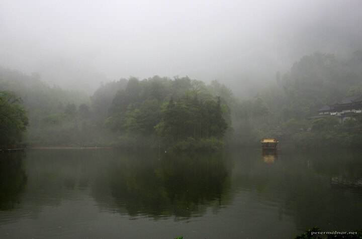 The ferry on the front mountain of Mount
Qingcheng