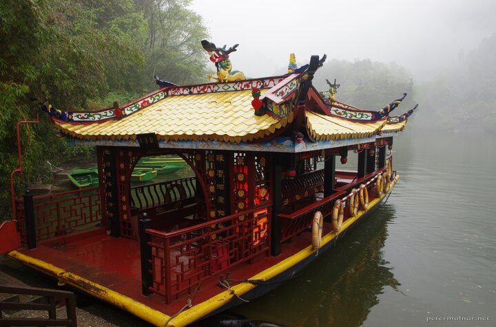 The ferry on the front mountain of Mount Qingcheng -
closeup