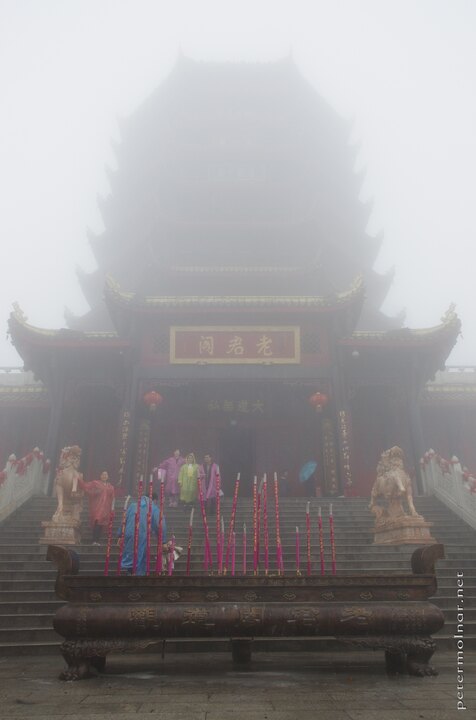 When the rain and the fog gets thick many things will blend into the
nothingness, including the upper levels of this temple on
Qingcheng