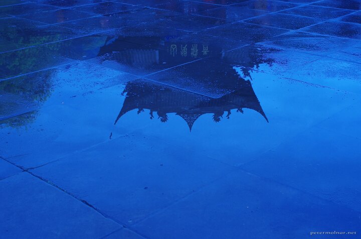 Reflection of the entrance gate of
Qingcheng