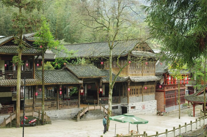 The first village at the rear peak of Mount
Qingcheng