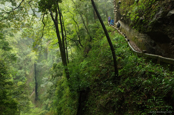 Hundred meter deep gulch at Qingcheng