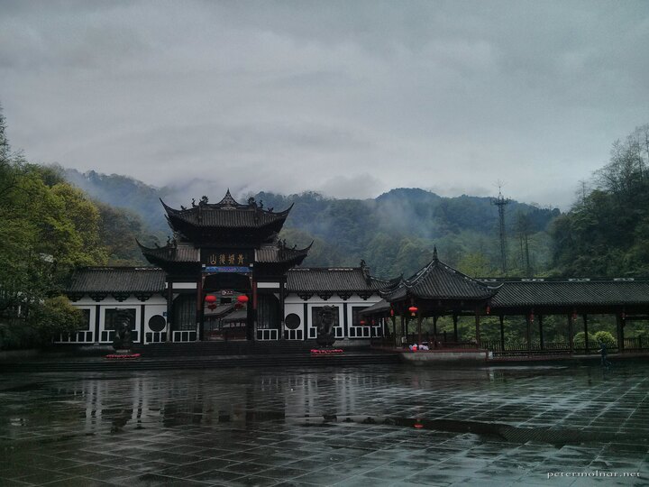 Entrance of the rear mountain of
Qingcheng