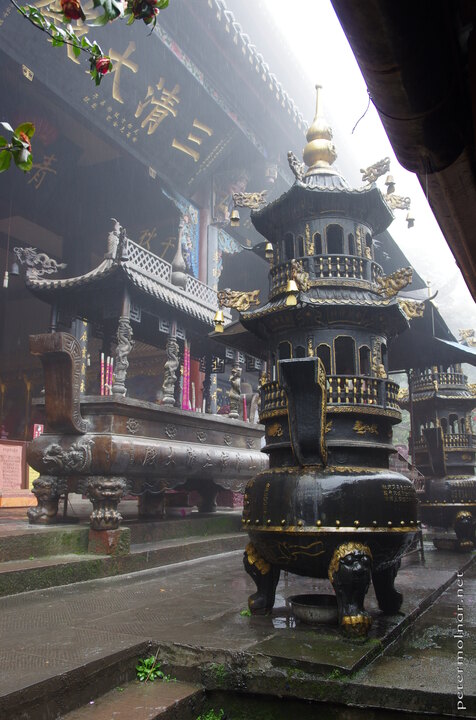 The rain and the mist certainly adds to the feeling of misticism
surrounding most of the places at
Qingcheng