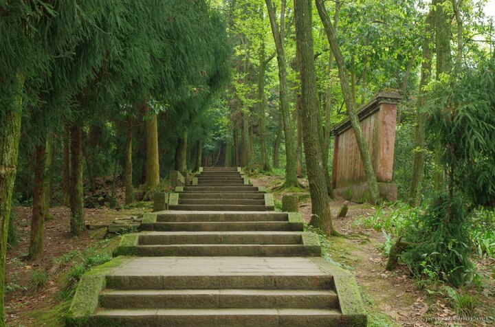 Stairs closer to the bottom of Mount Emei tend to be larger and better
preserved