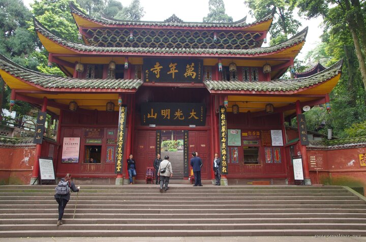 Entrance of the Wannian Temple