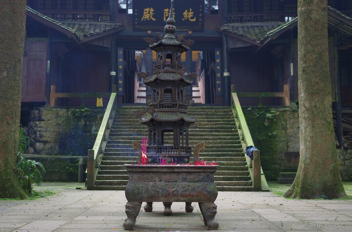 An incest holder in front of the entrance of a temple at Mount
Emei