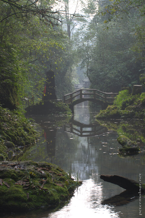 The lake of the rear peak of Mount
Qincheng