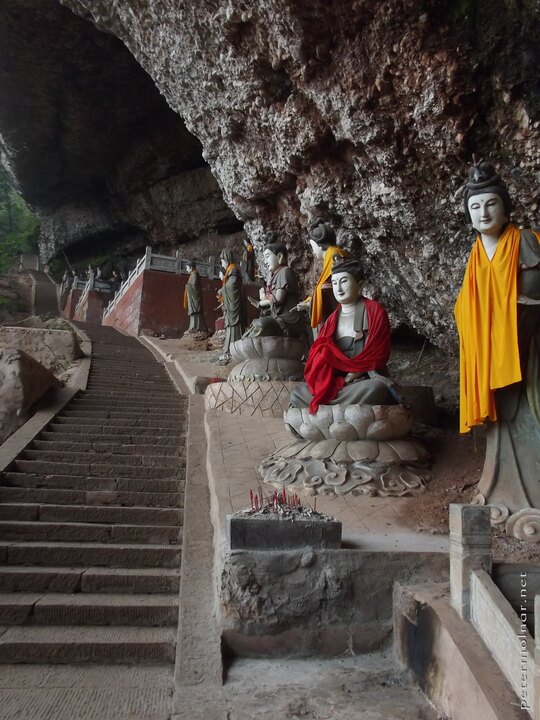 Bodhisattvas and saint statues at Mount Qingcheng photo by Nora
Hamucska