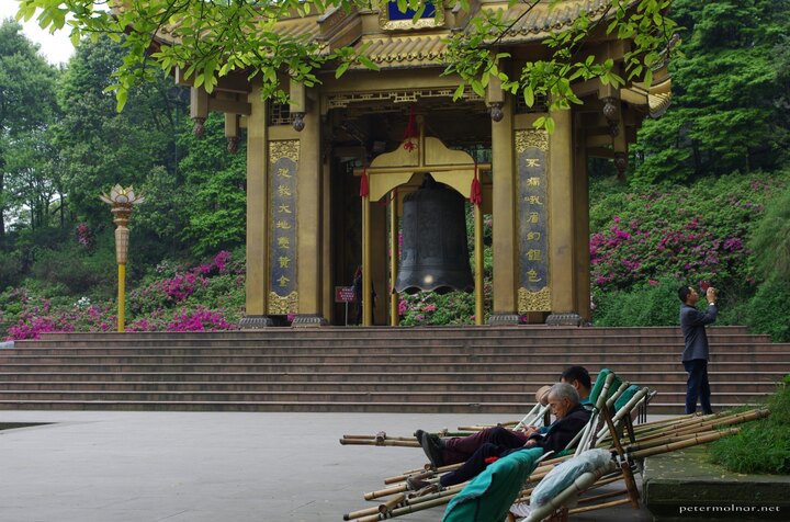 mount_emei_01.jpg The huge, golden gate and the bell at the feet of Mount
Emei