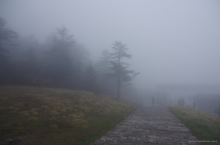 mount_emei_12.jpg Thich fog blocking the view at Mount Emei