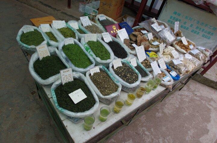 mount_emei_132.jpg Teas and mushrooms at a stall at Emeishan