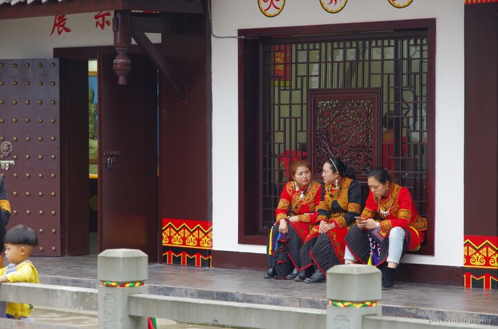 mount_emei_140.jpg Unidentified minority clothing at Mount Emei at a small shopping
area