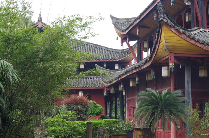 mount_emei_143.jpg A view inside the Wannian Temple