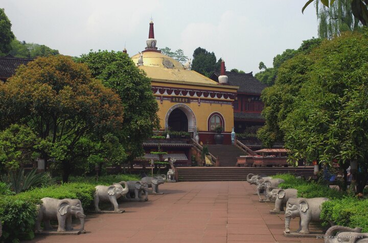 mount_emei_146.jpg The central temple of Wannian is very different from the usual Chinese
architecture and looks very much like indian buddhist
buildings