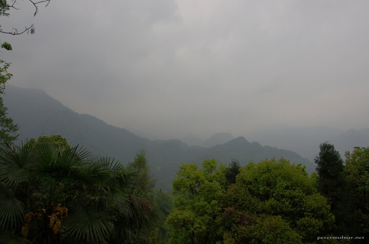 mount_emei_167.jpg A viewpoint where you should be able to see the Golden Summit on days
with nice weather