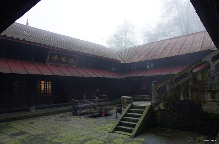 mount_emei_56.jpg A part of the monastery we slept at at Emeishan
