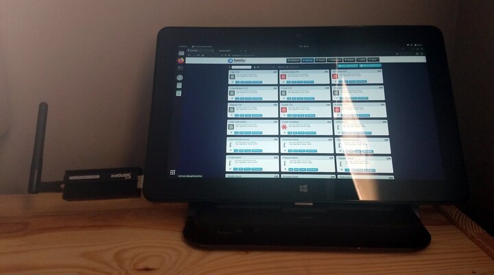 dell-venue-pro-7140.jpg Dell Venue Pro 7140 running Domoticz. Since the photo was taken I bought a short USB extension cable, so I could put the stick on the back with some double sided tape.