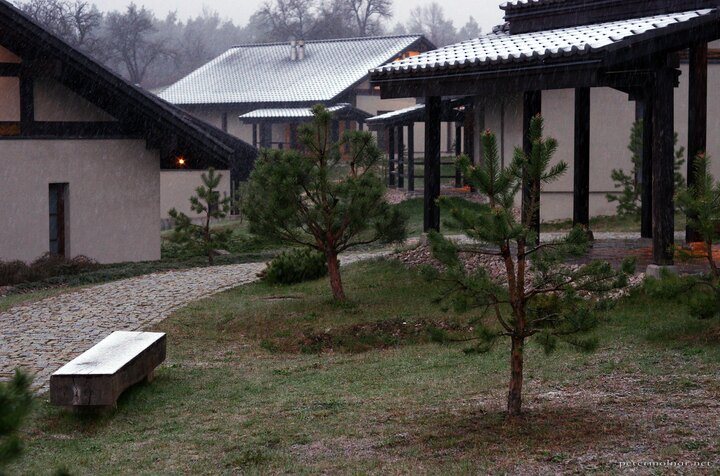 Snowy morning between the houses at Dojo Stara Wies