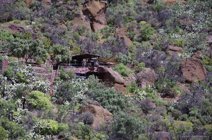 What's visible from the outside of a casa-cueva