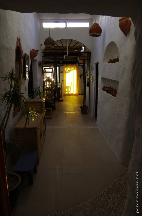 The covered patio and roso of the accommodation