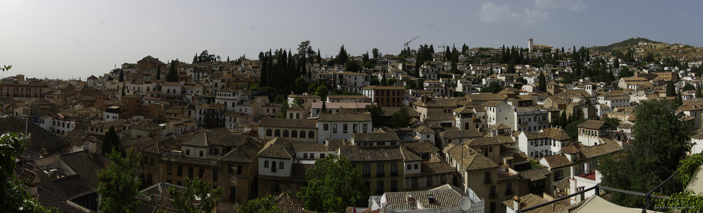 I found a spot where nobody came at all at the foot of the Alhambra
with excellent view and scorging heat