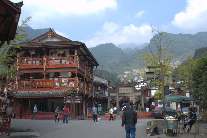 mount_quingcheng_first_village_01.jpg Ancient village short after the
entrance.